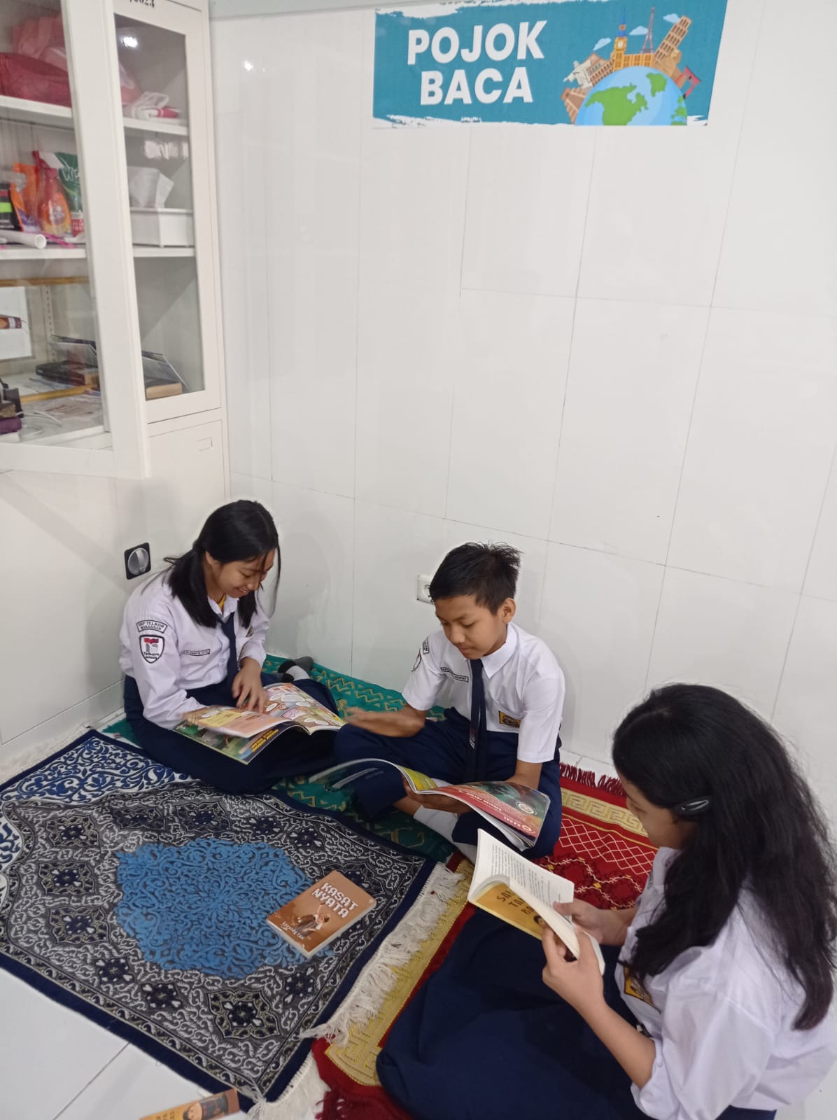 A group of children reading books

Description automatically generated